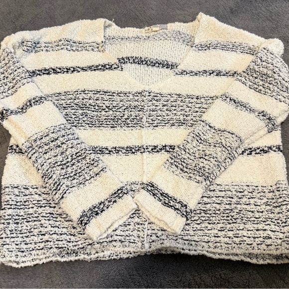 Jolt Sweaters - Jolt Women's V-Neck Sweater in Black and Cream